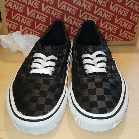 vans authentic black checkerboard
